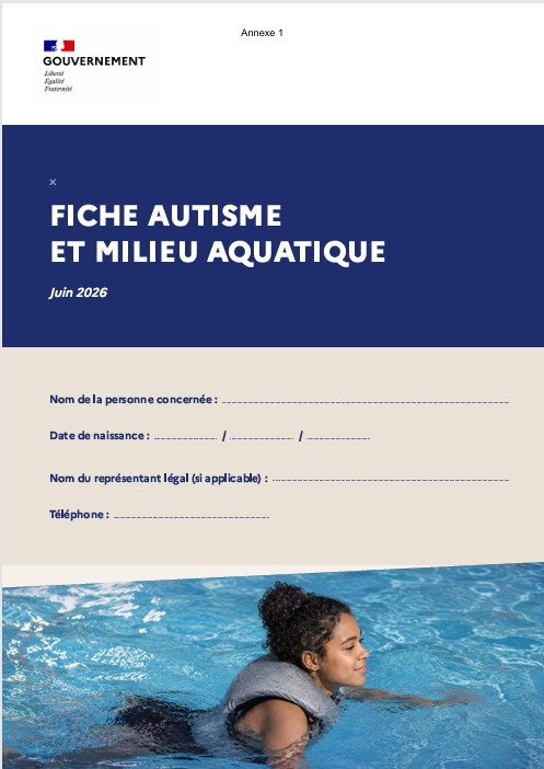 Couverture fiche autisme et milieu aquatique. Image d'une jeune femme nageant avec un gilet anti-noyade